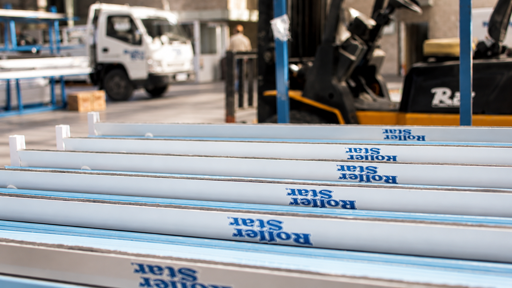 Lamas de aluminio con el logo de Roller Star apiladas en la fábrica