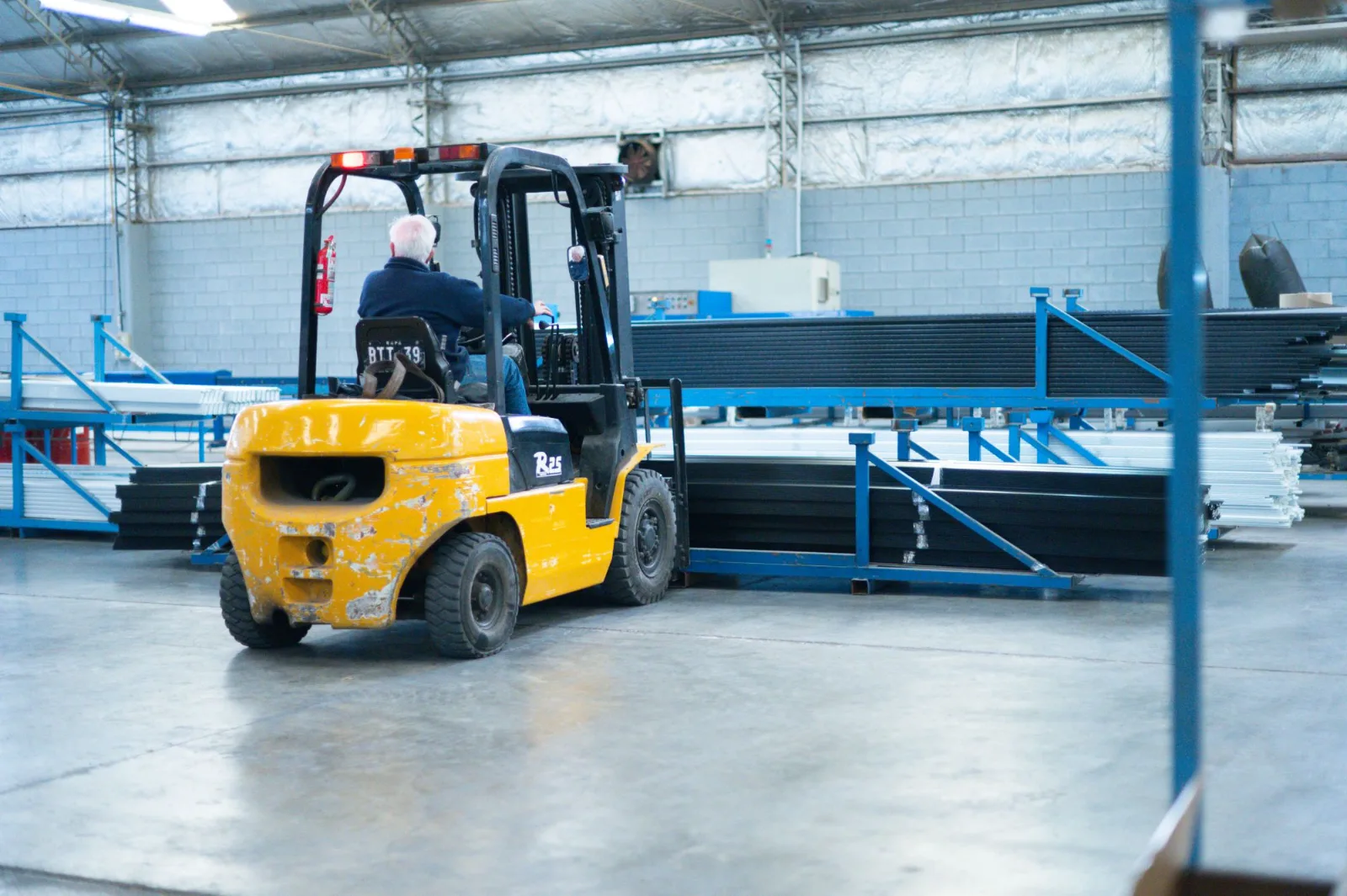 Autoelevador moviendo perfiles de aluminio en la fábrica de Roller Star