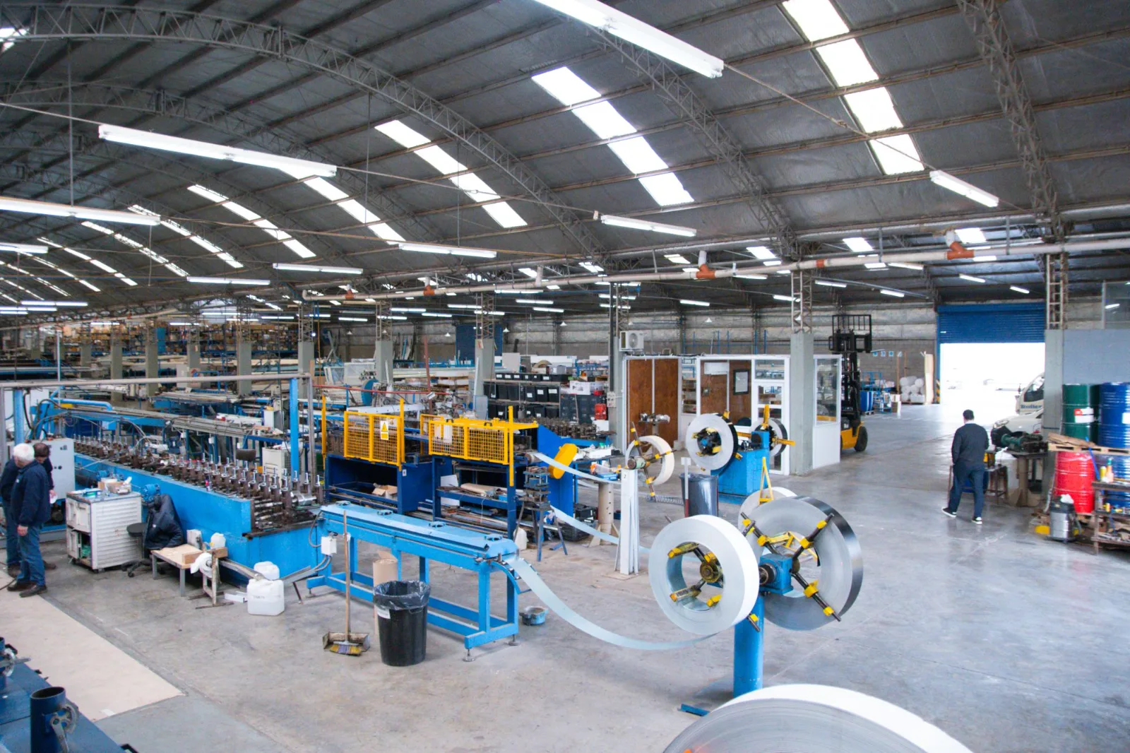 Línea de perfilado de lamas de aluminio en la fábrica de Roller Star en Bahía Blanca