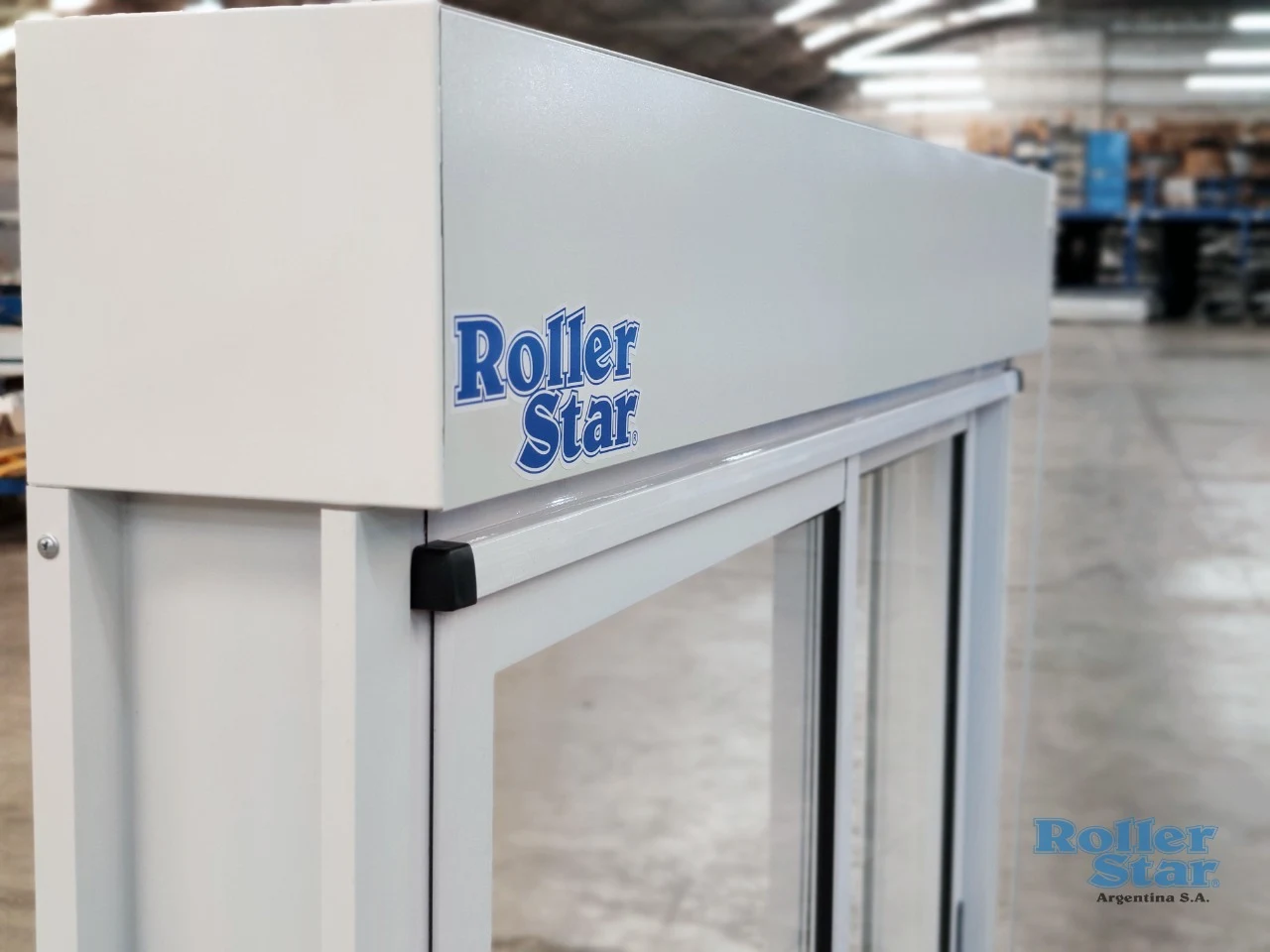 Cajón del Sistema Termobox de Roller Star con el logo, sobre una ventana corrediza en la fábrica